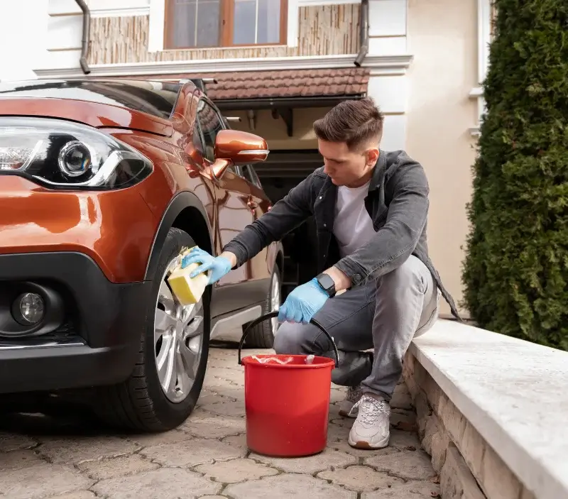 Lavage auto à domicile Boucoiran-et-Nozières : professionnel intervenant sur un véhicule